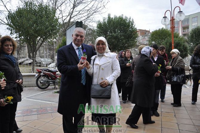 MHP Akhisar Kadın Kolları; 8 Mart Dünya Kadınlar Gününü Kutladı